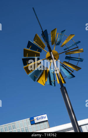 28. März 2019, Baden-Wuerttemberg, Stuttgart: Eine kleine Windkraftanlage kann vor der Bilanzpressekonferenz des Unternehmens Konferenz vor einem verwaltungsgebäude der Energie Gruppe gesehen werden. EnBW präsentiert seine jährliche Zahlen an der Bilanz-Pk. Foto: Marijan Murat/dpa Stockfoto