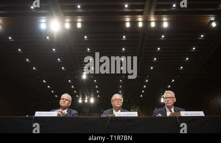 März 27, 2019 - Washington, District of Columbia, USA - Von links nach rechts: Daniel Elwell, Administrator, der Federal Aviation Administration (FAA); Calvin Scovel, Generalinspekteur, Verkehrsministerium; und Robert Sumwalt, Vorsitzender des National Transportation Safety Board (NTSB), bezeugen vor dem Senat der Vereinigten Staaten Ausschuss für Handel, Wissenschaft und Transport Unterausschuss für Luft- und Raumfahrt, während einer Anhörung mit dem Titel "Der Zustand der Airline Sicherheit: Bundesaufsicht der kommerziellen Luftfahrt'' Probleme mit der Boeing 737 Max Flugzeuge hervorgehoben durch die beiden Recen zu prüfen Stockfoto