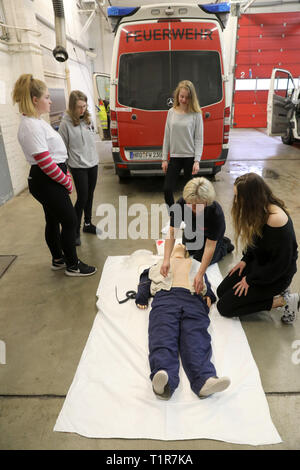 Rostock, Deutschland. 28. März, 2019. Jana Bielefeldt, Sanitäter, erklärt das Herz druck Massage für die Schülerinnen am Girls' Day bei der Berufsfeuerwehr der Hansestadt. Mehr als 2000 Schülerinnen sind auf der diesjährigen "Girls' Day" in Unternehmen und Institutionen in Mecklenburg-Vorpommern erwartet, technische Berufe zu erkunden, unter anderem. Quelle: Bernd Wüstneck/dpa/Alamy leben Nachrichten Stockfoto