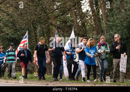 „March to Leave“: Brexit-Aktivisten treffen sich am 13. Tag ihres marsches durch England, Großbritannien. Stockfoto