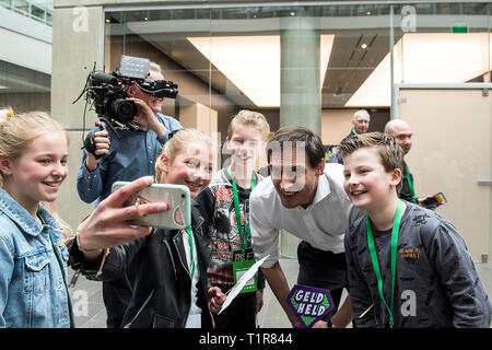 Minister der Finanzen Wopke Hoekstra hält eine Pressekonferenz für die Schülerinnen und Schüler der Jahrgangsstufen 7 und 8 in der Grundschule. Die Pressekonferenz findet statt im Finanzministerium in Den Haag und ist im Zusammenhang mit der Geld Woche 2019 organisiert. Stockfoto