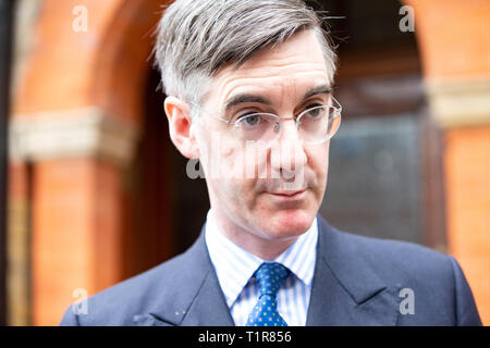 Westminster, London, Großbritannien. 28. März, 2019. Vorsitzender der Gruppe Europäischer Regulierungsstellen und Arch-Brexiteer, Jacob Rees-Mogg, verlässt seine Heimat, dem Parlament zu gehen. Er hat eine starke Mitkämpfer für das Vereinigte Königreich, die Europäische Union zu verlassen. Jakob Rees-Mogg, Westminster. Credit: Tommy London/Alamy leben Nachrichten Stockfoto