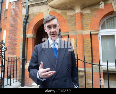 Westminster, London, Großbritannien. 28. März, 2019. Vorsitzender der Gruppe Europäischer Regulierungsstellen und Arch-Brexiteer, Jacob Rees-Mogg, verlässt seine Heimat, dem Parlament zu gehen. Er hat eine starke Mitkämpfer für das Vereinigte Königreich, die Europäische Union zu verlassen. Jakob Rees-Mogg, Westminster. Credit: Tommy London/Alamy leben Nachrichten Stockfoto