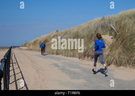 Crosby, Merseyside. 28. März, 2019. UK Wetter. Hellen sonnigen Start in den Tag an der Küste als lokaler Bewohner genießen Sie Frühling Wetter auf der Küstenpromenade. Kredit. MediaWorldImages/AlamyLiveNews. Stockfoto