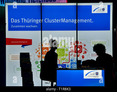 Erfurt, Deutschland. 28. März, 2019. Am Stand des Thüringer Cluster Management, Mitarbeiter warten auf interessierte Parteien bei der Zentralen Deutschen Messe für die Digitalisierung in der Arena Erfurt. Rund 80 Aussteller aus der IT-Branche haben für die eintägige Veranstaltung angemeldet. Foto: Martin Schutt/dpa-Zentralbild/dpa/Alamy leben Nachrichten Stockfoto