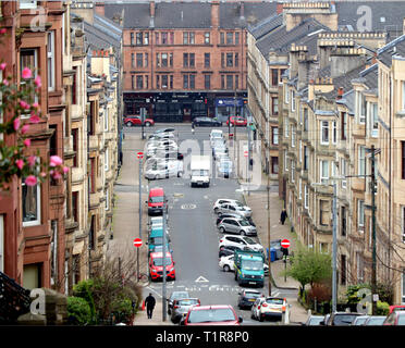 Glasgow, Schottland, UK, 28. März, 2019, UK Wetter: warme Wetter beginnt in den Straßen von West End der Stadt in Gardiner Street in Partick zu erscheinen, wie Einheimische auf die Straße zu gehen. Kredit Gerard Fähre / alamy Leben Nachrichten Stockfoto