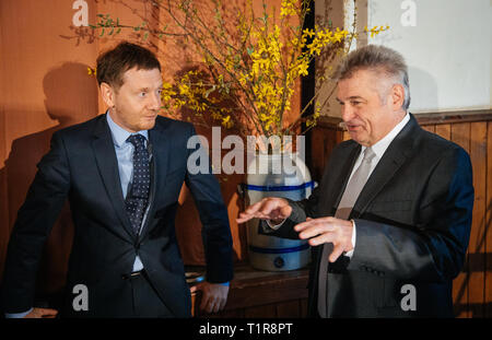 28. März 2019, Sachsen, Trebendorf: Sachsens Ministerpräsident Michael Kretschmer (CDU) (li.) im Gespräch mit dem Bürgermeister von Schleife, Reinhard Bork, Im "Gasthaus zur Erholung" in Mühlrose in der Lausitz. Der Vertrag für die Umsiedlung des Dorfes zwischen den Gemeinden Trebendorf und Schleife und das Energieunternehmen Leag es unterzeichnet wurde. Mühlrose ist eines der letzten Dörfer in der Lausitzer Bezirk zu Weg zu braun Kohle, die am Anfang der 2030 s ausgebaggert werden. Lausitz Energie Bergbau AG rechnet mit einem Produktionsvolumen von 150 Millionen Tonnen Kohle. Die neue Mühle Rose liegt dann in Stockfoto