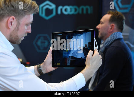 Erfurt, Deutschland. 28. März, 2019. Ein junger Mann wird dreidimensional an den Standorten der Mitteldeutschen Messe für Digitalisierung in der Arena Erfurt gemessen. Rund 80 Aussteller aus der IT-Branche haben für die eintägige Veranstaltung angemeldet. Foto: Martin Schutt/dpa-Zentralbild/dpa/Alamy leben Nachrichten Stockfoto