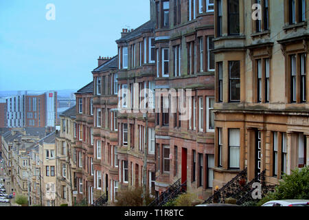 Glasgow, Schottland, UK, 28. März, 2019, UK Wetter: warme Wetter beginnt in den Straßen von West End der Stadt in Gardiner Street in Partick zu erscheinen, wie Einheimische auf die Straße zu gehen. Kredit Gerard Fähre / alamy Leben Nachrichten Stockfoto