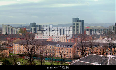 Glasgow, Schottland, UK, 28. März, 2019, UK Wetter: warme Wetter beginnt in den Straßen von West End der Stadt zu erscheinen, wie Einheimische auf die Straße zu gehen. Kredit Gerard Fähre / alamy Leben Nachrichten Stockfoto