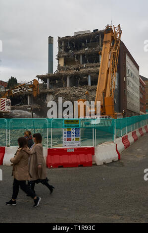 Glasgow, Vereinigtes Königreich: 28. März 2019 - Abriss der ehemaligen Strathclyde Police Headquarters fort, wodurch Platz für einen New Holland Park Hotel Entwicklung Credit: Pawel Pietraszewski/Alamy leben Nachrichten Stockfoto