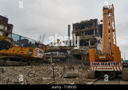 Glasgow, Vereinigtes Königreich: 28. März 2019 - Abriss der ehemaligen Strathclyde Police Headquarters fort, wodurch Platz für einen New Holland Park Hotel Entwicklung Credit: Pawel Pietraszewski/Alamy leben Nachrichten Stockfoto