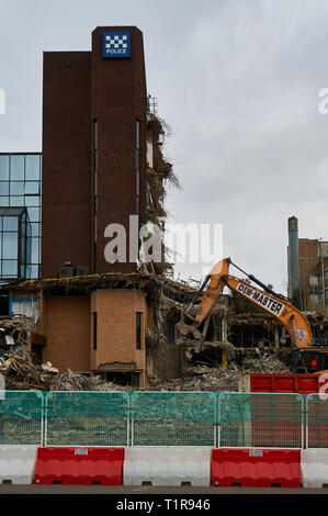 Glasgow, Vereinigtes Königreich: 28. März 2019 - Abriss der ehemaligen Strathclyde Police Headquarters fort, wodurch Platz für einen New Holland Park Hotel Entwicklung Credit: Pawel Pietraszewski/Alamy leben Nachrichten Stockfoto