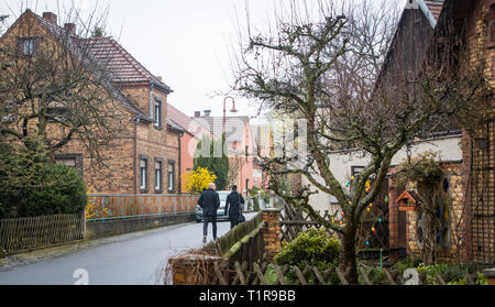 28. März 2019, Sachsen, Mühlrose: Blick in eine Straße des Dorfes Mühlrose in der Lausitz. Der Vertrag für die Umsiedlung des Dorfes zwischen den Gemeinden Trebendorf und Schleife und das Energieunternehmen Leag es unterzeichnet wurde. Mühlrose ist eines der letzten Dörfer in der Lausitzer Bezirk zu Weg zu braun Kohle, die am Anfang der 2030 s ausgebaggert werden. Lausitz Energie Bergbau AG rechnet mit einem Produktionsvolumen von 150 Millionen Tonnen Kohle. Die neue Mühle Rose liegt dann in der Schleife sieben Kilometer entfernt. Foto: Oliver Killig/dpa-Zentralbild/dpa Stockfoto