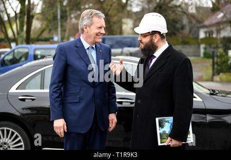 Berlin, Deutschland. 28. März, 2019. Christian Wulff (l), ehemaliger Bundespräsident der Bundesrepublik Deutschland, spricht zu ihm: Rabbi, Rabbi Yehuda Teichtal und Vorsitzender der jüdischen Bildung Zentrum Chabad, über die Bauarbeiten auf der Baustelle des Jüdischen Campus. Der Campus sollte ein Kreuz sein - religiöse Institution und ein Kindergarten, eine Grundschule und ein Gymnasium sowie Bildungs- und Freizeiteinrichtungen für Familien und der Gemeinschaft gehören. Quelle: Britta Pedersen/dpa-Zenteralbils/dpa/Alamy leben Nachrichten Stockfoto