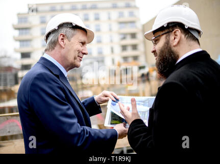 Berlin, Deutschland. 28. März, 2019. Christian Wulff (l), ehemaliger Bundespräsident, spricht zu ihm: Rabbi, Rabbi Yehuda Teichtal und Vorsitzender der jüdischen Bildung Zentrum Chabad, über die Bauarbeiten auf der Baustelle des Jüdischen Campus. Der Campus sollte ein Kreuz sein - religiöse Institution und ein Kindergarten, eine Grundschule und ein Gymnasium sowie Bildungs- und Freizeiteinrichtungen für Familien und der Gemeinschaft gehören. Quelle: Britta Pedersen/dpa-Zenteralbils/dpa/Alamy leben Nachrichten Stockfoto