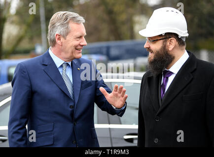 Berlin, Deutschland. 28. März, 2019. Christian Wulff (l), ehemaliger Bundespräsident, spricht zu ihm: Rabbi, Rabbi Yehuda Teichtal und Vorsitzender der jüdischen Bildung Zentrum Chabad, über die Bauarbeiten auf der Baustelle des Jüdischen Campus. Der Campus sollte ein Kreuz sein - religiöse Institution und ein Kindergarten, eine Grundschule und ein Gymnasium sowie Bildungs- und Freizeiteinrichtungen für Familien und der Gemeinschaft gehören. Quelle: Britta Pedersen/dpa-Zenteralbils/dpa/Alamy leben Nachrichten Stockfoto