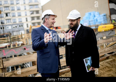 Berlin, Deutschland. 28. März, 2019. Christian Wulff (l), ehemaliger Bundespräsident, spricht zu ihm: Rabbi, Rabbi Yehuda Teichtal und Vorsitzender der jüdischen Bildung Zentrum Chabad, über die Bauarbeiten auf der Baustelle des Jüdischen Campus. Der Campus sollte ein Kreuz sein - religiöse Institution und ein Kindergarten, eine Grundschule und ein Gymnasium sowie Bildungs- und Freizeiteinrichtungen für Familien und der Gemeinschaft gehören. Quelle: Britta Pedersen/dpa-Zenteralbils/dpa/Alamy leben Nachrichten Stockfoto