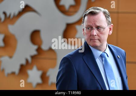 Erfurt, Deutschland. 28. März, 2019. Bodo Ramelow (Die Linke), Ministerpräsident von Thüringen, steht im Plenarsaal während der Sitzung des Landtages. An diesem Tag, der Thüringer Landtag mit der dritten Runde der kommunalen Zusammenschlüsse und die Erhöhung der Gehälter der Beamten befassen. Eine Änderung der Wald Gesetz hat auch dem Parlament vorgelegt worden. Foto: Martin Schutt/dpa-Zentralbild/dpa/Alamy leben Nachrichten Stockfoto