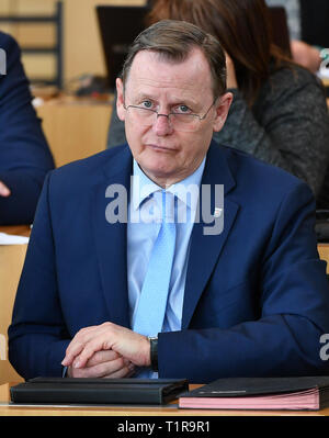 Erfurt, Deutschland. 28. März, 2019. Bodo Ramelow (Die Linke), Ministerpräsident von Thüringen, sitzt im Plenarsaal während der Sitzung des Landtages. An diesem Tag, der Thüringer Landtag mit der dritten Runde der kommunalen Zusammenschlüsse und die Erhöhung der Gehälter der Beamten befassen. Eine Änderung der Wald Gesetz hat auch dem Parlament vorgelegt worden. Foto: Martin Schutt/dpa-Zentralbild/dpa/Alamy leben Nachrichten Stockfoto