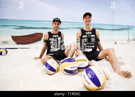 28 März 2019, Hamburg: Julius Thole und Clemens Wickler (r) aus der Deutschen Beach-Volleyball-Teams bei einem Shooting auf Medien Tag am Olympiastützpunkt in Hamburg. Foto: Christian Charisius/dpa Stockfoto