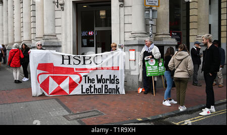 Brighton, UK. 28. März, 2019. Die Brighton und Hove Palästina Solidarität Kampagne außerhalb der HSBC Bank in North Street Brighton heute. Den Anschlag scharf Israel Kampagne hofft, den Druck auf die Bank zu setzen, um die Beziehungen zum Unternehmen angeblich Waffenlieferungen an Israel: Simon Dack/Alamy Leben Nachrichten schneiden Stockfoto