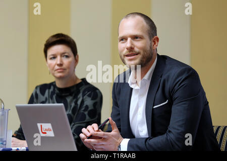 Rostock, Deutschland. 28. März, 2019. Andreas Gruber (r), Geschäftsführer von Laudamotion GmbH und Dörthe Hausmann, Geschäftsführer der Flughafen Rostock-Laage, sprechen auf der Pressekonferenz über die Entwicklung der Zusammenarbeit zwischen der Österreichischen Fluggesellschaft Laudamotion und Flughafen Rostock-Laage. Ab 13.6.2019 die Fluggesellschaft Laudamotion fliegt dreimal in der Woche von Düsseldorf nach Mallorca im Sommer Flugplan. Credit: Danny Gohlke/dpa/Alamy leben Nachrichten Stockfoto