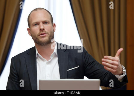 Rostock, Deutschland. 28. März, 2019. Andreas Gruber, Geschäftsführer von Laudamotion GmbH, Gesten während der Pressekonferenz über die Entwicklung der Zusammenarbeit zwischen der Österreichischen Fluggesellschaft Laudamotion und Flughafen Rostock-Laage. Ab 13.6.2019 die Fluggesellschaft Laudamotion fliegt dreimal in der Woche von Düsseldorf nach Mallorca im Sommer Flugplan. Credit: Danny Gohlke/dpa/Alamy leben Nachrichten Stockfoto