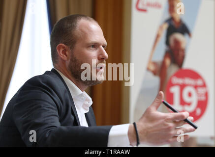 Rostock, Deutschland. 28. März, 2019. Andreas Gruber, Geschäftsführer von Laudamotion GmbH, Gesten während der Pressekonferenz über die Entwicklung der Zusammenarbeit zwischen der Österreichischen Fluggesellschaft Laudamotion und Flughafen Rostock-Laage. Ab 13.6.2019 die Fluggesellschaft Laudamotion fliegt dreimal in der Woche von Düsseldorf nach Mallorca im Sommer Flugplan. Credit: Danny Gohlke/dpa/Alamy leben Nachrichten Stockfoto