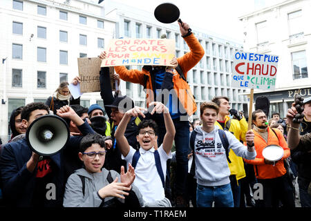 Brüssel, Belgien. Am 28. März 2019. Klima Aktivisten versammeln sich vor dem belgischen Parlament für Klimagerechtigkeit zu behaupten. Später am Tag, dem belgischen Parlament wird über das Klima diskutiert. Alexandros Michailidis/Alamy leben Nachrichten Stockfoto