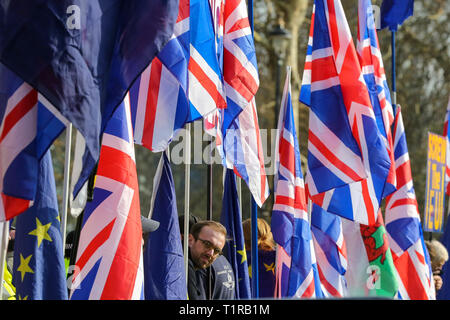 Westminster, London, Großbritannien. 28. März, 2019. Ein anti Brexit Demonstranten ist unter Anzahl der Union Jack und EU-Flaggen außerhalb der Häuser des Parlaments zu sehen. Der britische Premierminister Theresa kann eine dritte Abstimmung auf Ihr Brexit Deal suchen am Freitag, den 29. März 2019. Credit: Dinendra Haria/Alamy leben Nachrichten Stockfoto