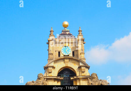 Woodstock, Oxfordshire, UK. 28. März 2019. Die Sonne fängt das Gold der Uhr auf Townsend's Tower bei Blenheim Palast auf einem sonnigen Frühlingstag. Uhr zum Weltkulturerbe wurde kürzlich als Teil einer £ 40 m Restaurierung restauriert. Credit: Angela Swann/Alamy leben Nachrichten Stockfoto