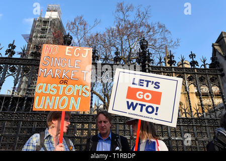 London, Großbritannien. 28. März 2019. Pro-Leave Demonstranten vor dem Parlament in Westminster. MPs sind auf Theresa's können EU-Entzug Vereinbarung zum dritten Mal morgen abstimmen, auf das, was der ursprüngliche Termin gewesen wäre das Vereinigte Königreich der Europäischen Union haben würde. Credit: Stephen Chung/Alamy leben Nachrichten Stockfoto