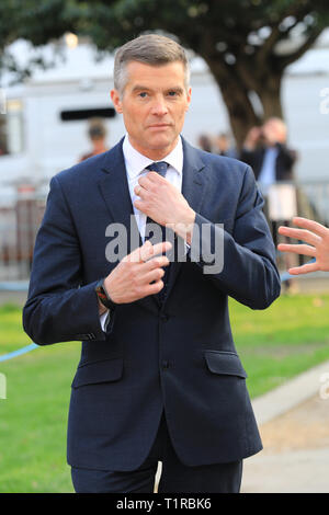 Westminster, London, Großbritannien. 28. März, 2018. TV-Moderator immer bereit für ein übertragungswagen in Westminster. Credit: Imageplotter/Alamy leben Nachrichten Stockfoto