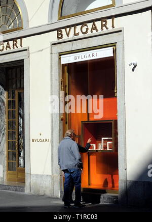 Mailand, Leslie Gold und Frau besuchen Sie Mailand Leslie 'Les' Gold, eine 69-jährige amerikanische Unternehmer und TV-Persönlichkeit, bekannt, der Eigentümer der amerikanischen Schmuck und Darlehen, ein berühmter Pawn Shop, in der die TV-Serie gedreht wurde für Jahre 'IL BANCO DEI PUGNI', in der Mitte mit seiner Frau LILI ankommt. Die beiden Nach dem Mittagessen Sie selbst geben einen Nachmittag des Einkaufs für die Stadt, und da es in Eile erkannt, werden sie für viele Erinnerungsfotos gefragt, auch von den Männern der Stadtpolizei. Stockfoto