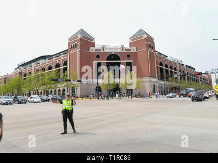 Arlington, Texas, USA. 28. März, 2019. Mär 28, 2019: Das letzte Jahr der Globe Life Park, während die Förster wird direkt auf der anderen Straßenseite spielen in der 2020 Saison am Eröffnungstag MLB Spiel zwischen den Chicago Cubs und der Texas Rangers bei Globe Life Park in Arlington, TX Albert Pena/CSM. Credit: Cal Sport Media/Alamy Live News Credit: Cal Sport Media/Alamy leben Nachrichten Stockfoto