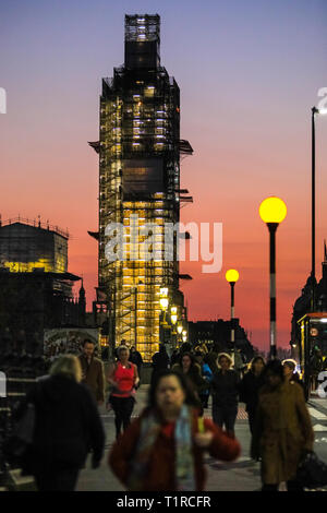 Westminster, London, UK, 28. März 2019. Eine trübe, aber bunt Sonnenuntergang endet Ein turbulenter Tag in Westminster, vor der ursprünglich festgelegten Tag der Brexit (jetzt wahrscheinlich verschoben werden). Credit: Imageplotter/Alamy leben Nachrichten Stockfoto