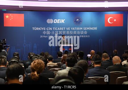 Istanbul, Türkei. 28. März, 2019. Ismail Gultekin (C, hinten), einem stellvertretenden Gouverneur von Istanbul, Adressen der Turkey-China Handel und Investitionen Seminar in Istanbul, Türkei, am 28. März 2019. Türkischen und chinesischen Geschäftsleuten an einem Seminar in Istanbul am Donnerstag erkundet Wege zur Steigerung des bilateralen Handels und der Investitionen. Eine chinesische Delegation bestehend aus 28 chinesische Unternehmen und mehr als 40 Unternehmer nahmen an dem Seminar teil. Credit: Xu Suhui/Xinhua/Alamy leben Nachrichten Stockfoto