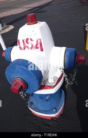 Ein hydrant ist Rot, Weiß und Blau in ein Symbol des Patriotismus in Page, Arizona. Stockfoto