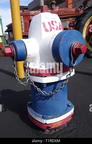 Ein hydrant ist Rot, Weiß und Blau in ein Symbol des Patriotismus in Page, Arizona. Stockfoto