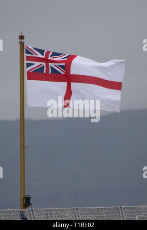 Die britische White Ensign, eine Marine Flagge an Bord der Royal Navy HMS Defender (D36), eine gewagte-Klasse (Typ 45) Lenkwaffen-zerstörer. Stockfoto