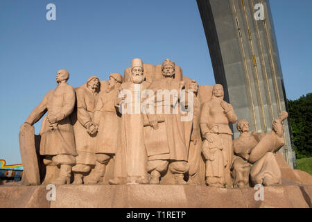 Statue des Pereyaslav Rat unter der Edelstahl Freundschaft der Nationen arch in Kiew, Ukraine. Stockfoto