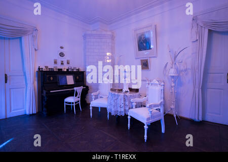 Der russische Schriftsteller Michail Bulgakow's Home, jetzt ein Museum in Kiew, Ukraine. Die Zimmer kombinieren Artefakte und Einstellungen von seiner Romane. Lila Zimmer. Stockfoto