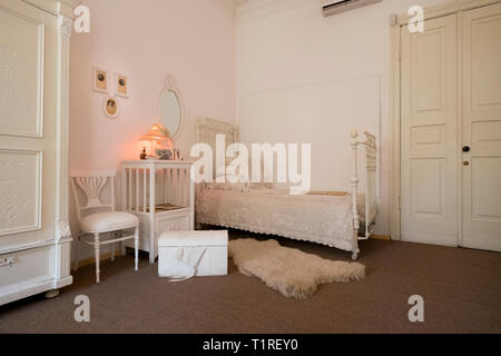 Der russische Schriftsteller Michail Bulgakow's Home, jetzt ein Museum in Kiew, Ukraine. Die Zimmer kombinieren Artefakte und Einstellungen von seiner Romane. Schlafzimmer. Stockfoto