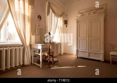 Der russische Schriftsteller Michail Bulgakow's Home, jetzt ein Museum in Kiew, Ukraine. Die Zimmer kombinieren Artefakte und Einstellungen von seiner Romane. Schlafzimmer. Stockfoto