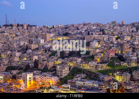 Skyline von Amman, die Hauptstadt von Jordanien, in der Dämmerung Stockfoto