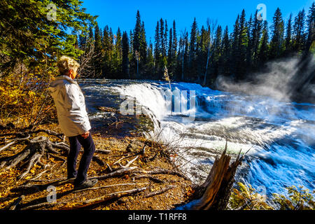 Ältere Frau an Der Murtle River suchen, als es über der Spitze von Dawson fällt im Wells Gray Provincial Park in British Columbia, Kanada purzelt. Stockfoto