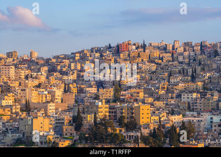 Skyline von Amman, die Hauptstadt von Jordanien, in der Dämmerung Stockfoto