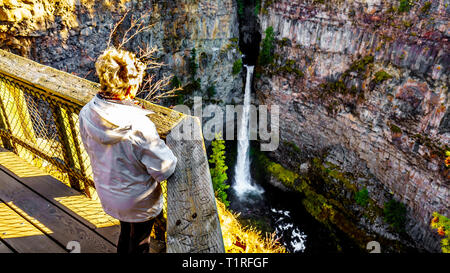 Ältere Frau an Spahats fällt auf Spahats Creek von der Aussichtsplattform im Wells Gray Provincial Park in Clearwater, British Columbia, Kanada Stockfoto