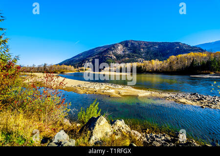 Herbst Farben entlang dem North Thompson River zwischen den Städten Clearwater und wenig Fort im wunderschönen British Columbia, Kanada Stockfoto